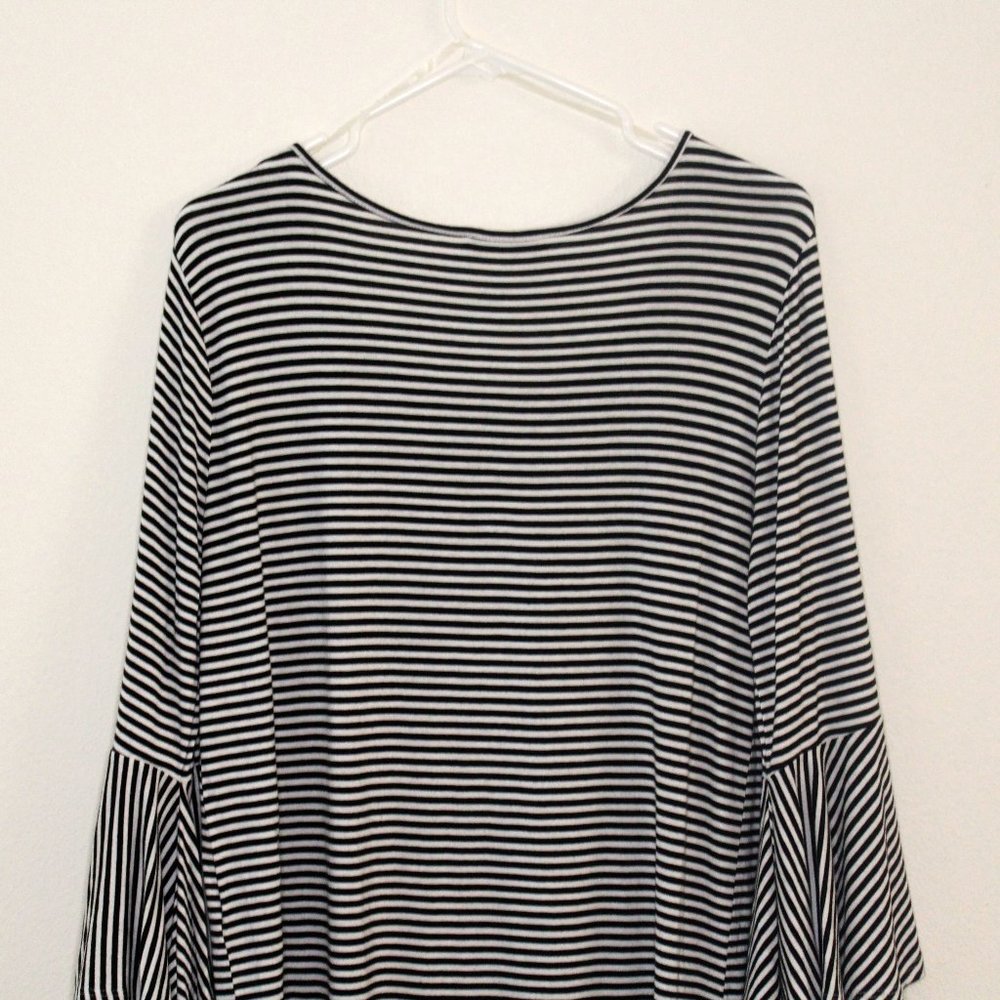 KEREN Hart Bell Sleeve Tunic Size M - Picture 9 of 15
